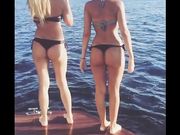 Amiche con bel culo in bikini al mare