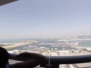 Scopata in vacanza sul balcone a Dubai