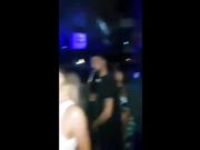 Ragazze italiane slinguano in discoteca