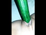 Fidanzata ripresa mentre gode con la zucchina