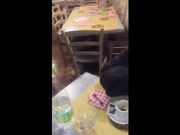 Moglie italiana mostra le tette al ristorante
