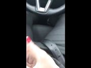 Italiana sega il marito in macchina e si masturba