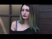 Ragazza italiana fumatrice accanita