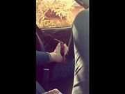 Footjob in auto a schiavetto