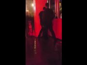 Beccati dal buttafuori che scopano in discoteca