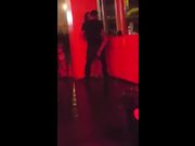 Beccati dal buttafuori che scopano in discoteca