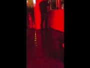 Beccati dal buttafuori che scopano in discoteca