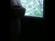 Moglie nuda alla finestra per farsi vedere dai vicini