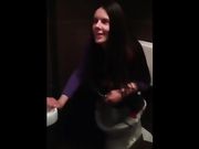 Fidanzata piscia la bagno del bar