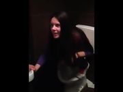 Fidanzata piscia la bagno del bar