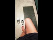 Minigonna e piedi scalzi