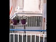 Sexy Milf sul balcone