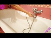 Ragazza italiana con gran culo si filma nella doccia