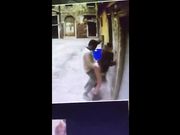 Coppia italiana scopa per strada a Carnevale