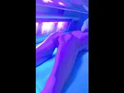 Lara col suo culo di marmo al solarium