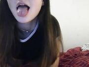 Sexy teen italiana diciottenne mostra la fica in cam