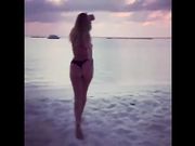 Elena Morali al Caraibi in bikini