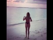 Elena Morali al Caraibi in bikini