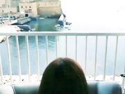 Anale napoletana inculata sul balcone di casa