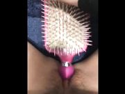 Ragazza si masturba con una spazzola