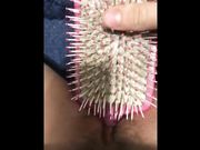 Ragazza si masturba con una spazzola