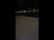 Italiana esibizionista nuda al parco di notte