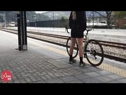 Ciclista italiana mi fa un pompino in treno e al parco