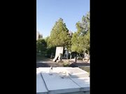 Sveltina con la fidanzata al cimitero