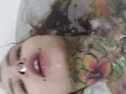 Ragazza Emo tatuata nella vasca