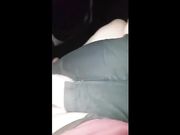 Segato coi piedi in auto