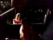 Esibizionista in macchina si sega davanti a una prostituta bionda