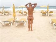 Bella Milf bionda in topless al mare