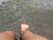 I miei piedini passeggiando al mare in spiaggia
