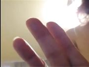 Amica cicciona mi sbatte la fica in faccia in webcam