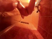 Ragazza italiana piscia nella doccia