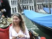 Mogliettina senza mutandine in gondola a Venezia