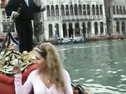 Mogliettina senza mutandine in gondola a Venezia