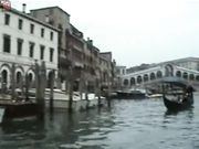 Mogliettina senza mutandine in gondola a Venezia