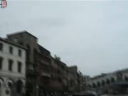 Mogliettina senza mutandine in gondola a Venezia