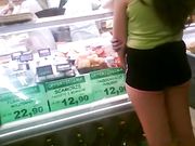 Ragazza culona in short al supermercato