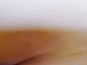 Massaggio il grosso culo di mia moglie e lo sditalino