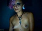 Ragazza Emo col piercing ai capezzoli si masturba in cam