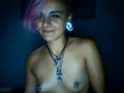 Ragazza Emo col piercing ai capezzoli si masturba in cam