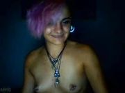 Ragazza Emo col piercing ai capezzoli si masturba in cam