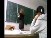 Upskirt professoressa di matematica in mini e autoreggenti