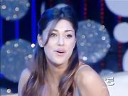 Upskirt Belen senza mutandine in tv