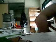 In redazione la collega mia fa un pompino