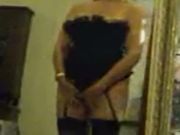 Moglie italiana in lingerie si masturba davanti allo specchio