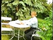 Trio in giardino vintage con due troie bisex inculate