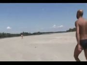 Milf italiana tettona violentata in spiaggia da guardone